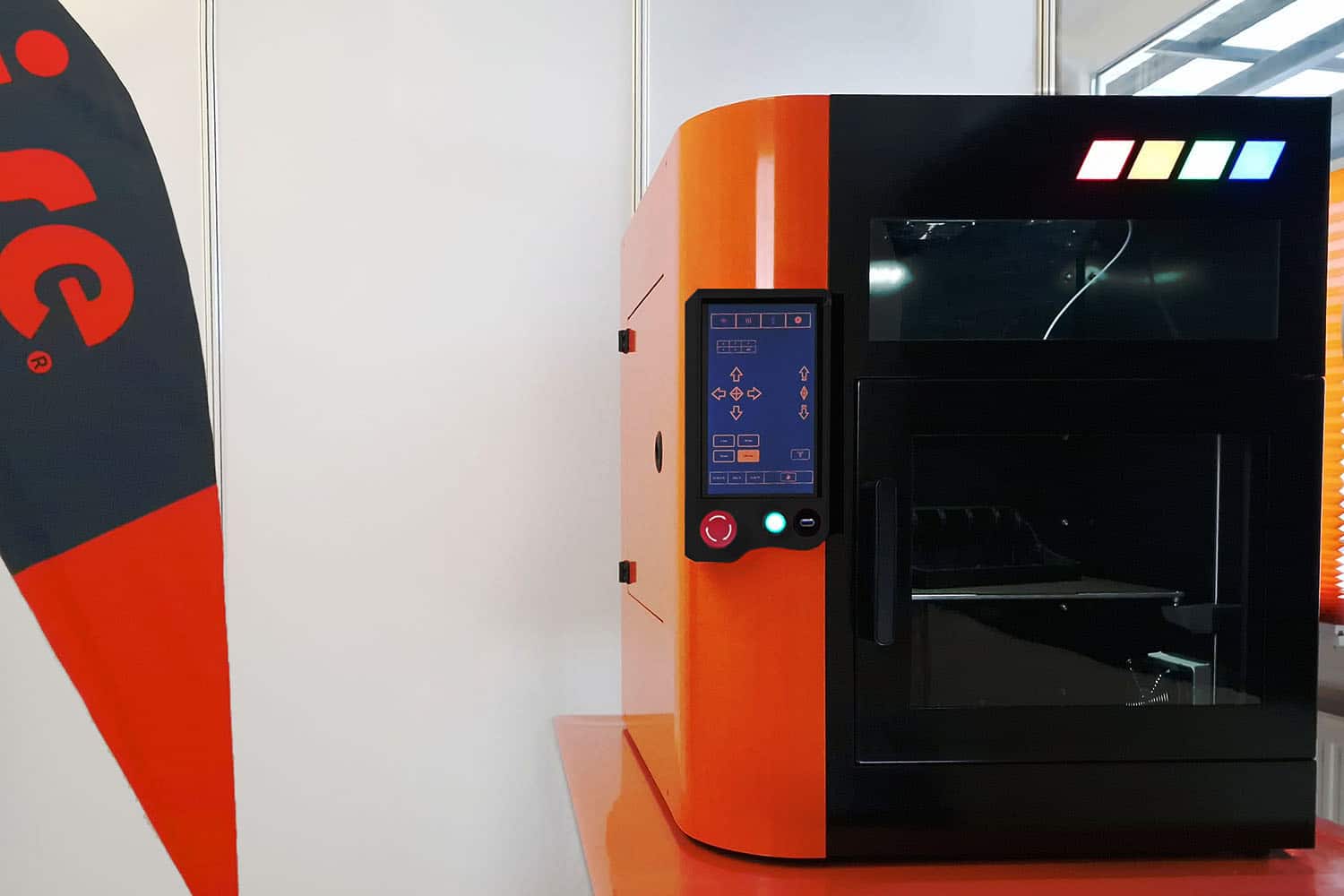 Ein orangefarbener 3D-Drucker mit einem digitalen Bedienfeld auf der Vorderseite.