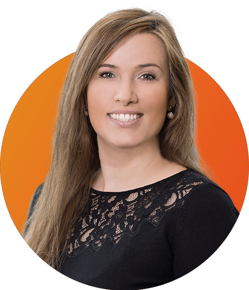Porträt von Michaela Singer Geschäftsführerin der isepos GmbH Porträt von Michaela Singer mit langen, braunen Haaren und einem schwarzen Oberteil vor einem orangefarbenen Hintergrund.
