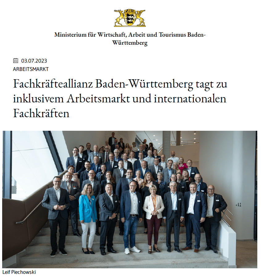 Gruppenfoto von Mitgliedern der Fachkräfteallianz Baden-Württemberg auf einer Treppe.