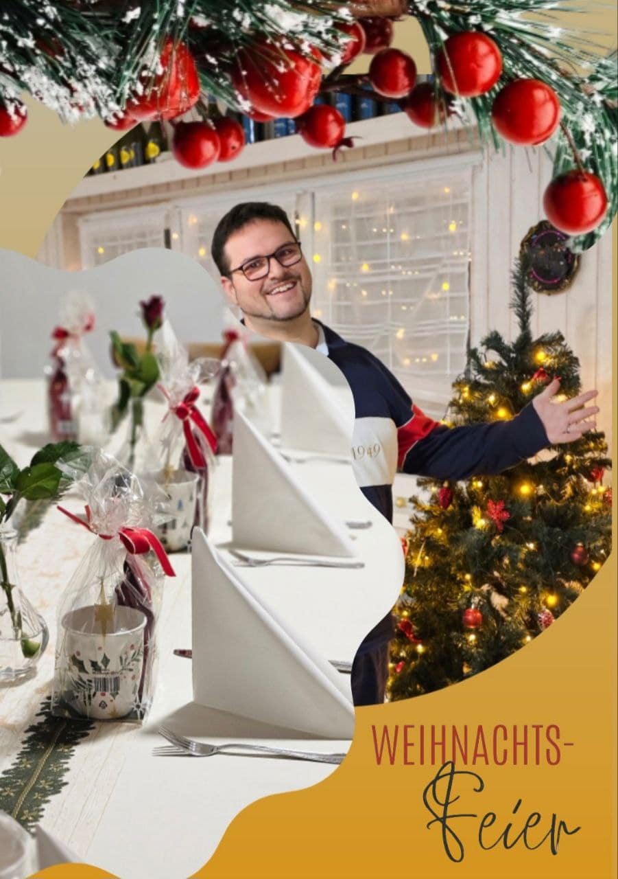 Ein Mann steht lächelnd vor einem Weihnachtsbaum während einer Feier mit dekorierten Tischen.